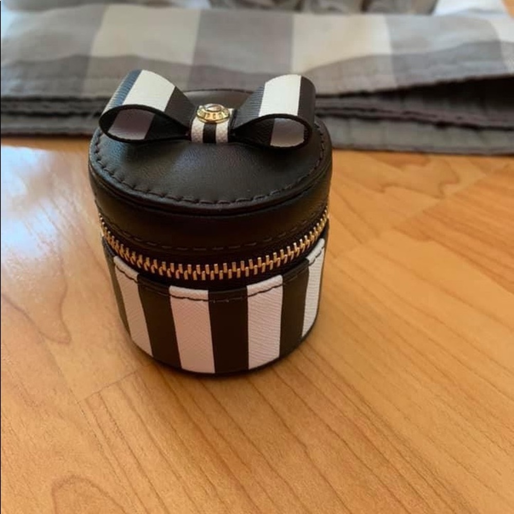 Henri Bendel ring box